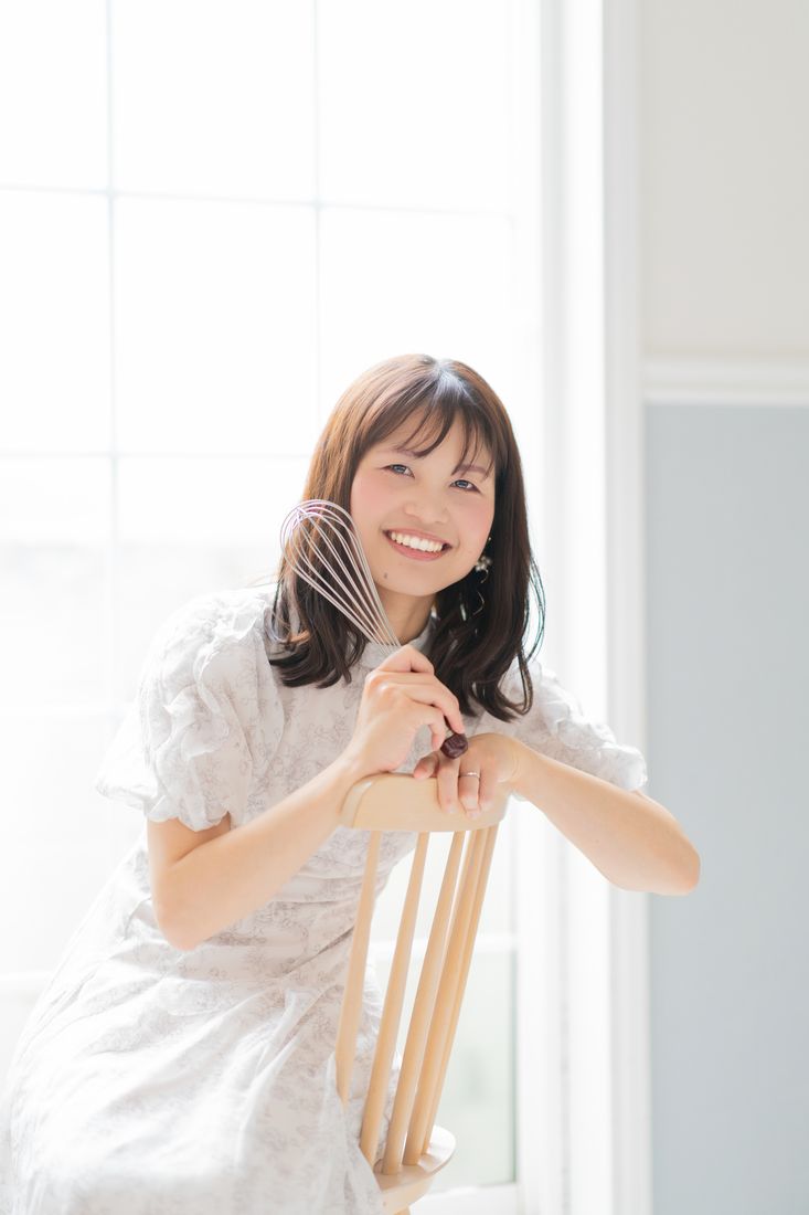 笑顔で椅子にもたれる女性